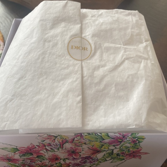 Dior Limited Edition Gift Set - Picture 9 of 10